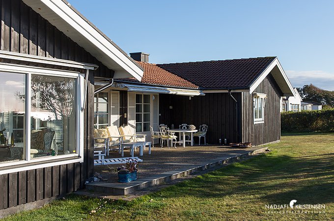 Uteplats med blick mot havet.